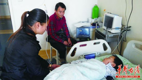 8岁娃11楼坠下后安慰爸称没事医生:这是个奇迹