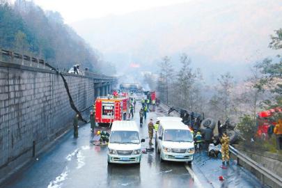 四川绵广高速连发3起事故致多车受损1死1伤(图)