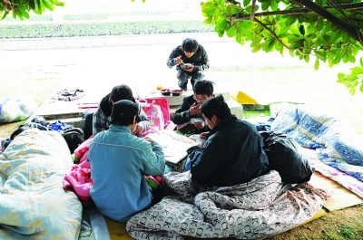 武汉11名流浪汉定居光谷广场一人为大学毕业生(图)