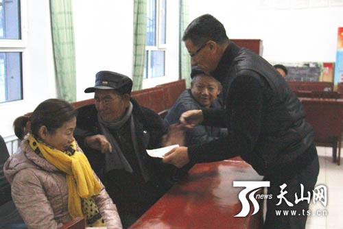 新疆八旬老人拒收扶贫款大哭:我可以靠双手脱贫(图)