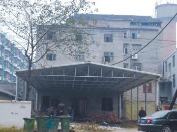 男子小区空地违规搭建火锅店称:有关系不怕城管