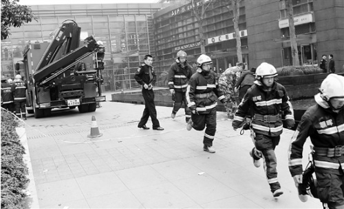 �������и�¥ͻ���������˴�26¥�ӵ�1¥�ȶ�����