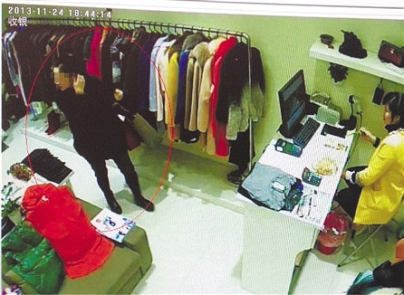 女贼顺走貂皮大衣民警逛街看一眼背影就认出(图)