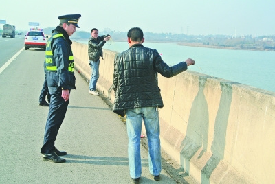 两男子途经大桥停车撒网高速公路上捕鱼捞虾(图)