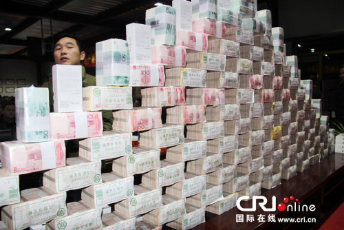 河南一房企年会现场发千万现金 员工用麻袋扛钱(图)