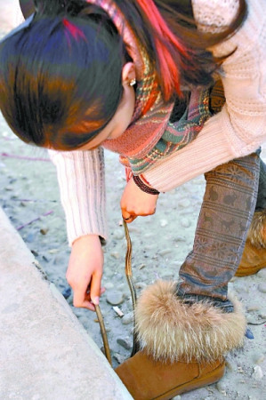 年轻美女空手捉蛇 网友:这才是真"女汉子"(图)