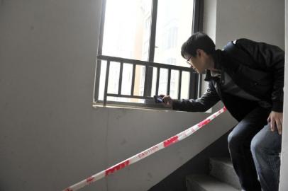 4岁男童在家人聚餐时独自爬上15楼窗户坠楼身亡(图)