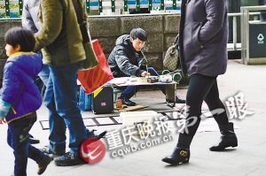 男子遇意外仅剩1根大拇指苦练7年靠绘画养家(图)