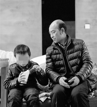 ��ĸ��������˫˫��ץ9���к��ֳ�ĬĬ���ᣨͼ��