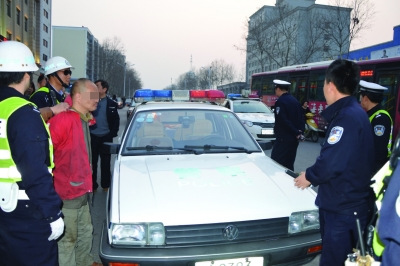 “武疯子”抢刀窜上公交交警递话司机智擒(图)