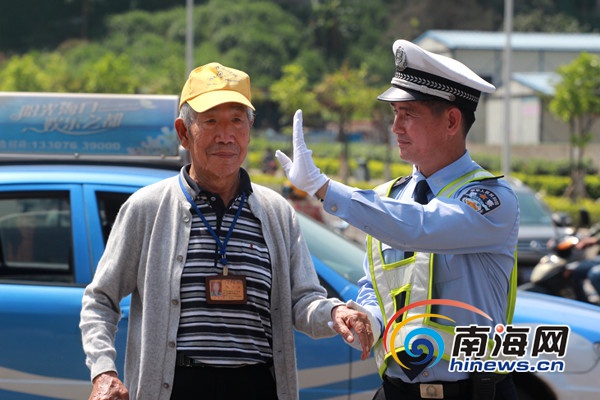 海口交警路面执勤26年称站岗1分钟服务60秒(图)