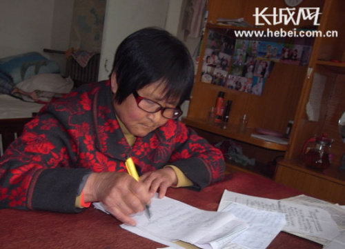 64岁农民老太编写节目颂党恩不会写的字查字典