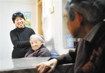 58岁女儿多年如一日照顾九旬婆婆和妈妈(图)