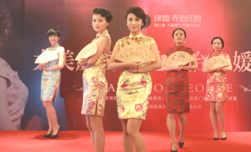 安徽合肥女记者追求时尚演绎旗袍秀(图)