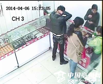 男子拿啤酒瓶当“燃烧弹”抢劫金店被当街擒获(图)