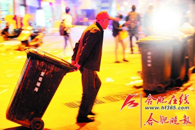 72岁退伍老兵每天帮小区送垃圾(图)