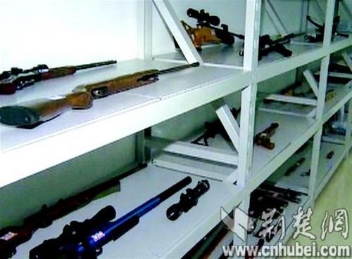 警方侦破刘汉涉黑集团纪实:包高铁车厢押解(图)(4)