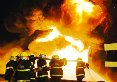 铜陵县货运码头货船失火11名船员被困(图)