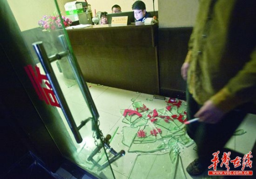 49������ԼŮ�ѿ�������·�ǰ���ԡ�ΰ�硱��ͼ��