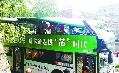 武汉一双层公交撞上限高架遭“剃头”3人受伤(图)