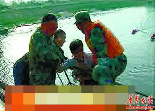 男子逼父拿钱“做生意”五小时内三次欲跳桥(图)