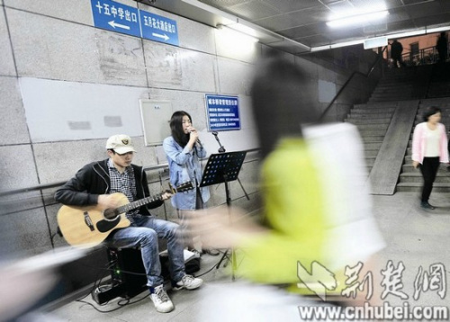 �人�������ͨ��������ѹ����Ͷ�ʹ�˾���ܼ��루ͼ��