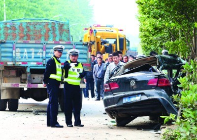 轿车与货车相撞致3死1重伤轿车司机涉嫌酒驾(图)