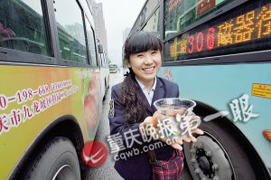 公交女司机为练车技在引擎盖放鱼缸(图)