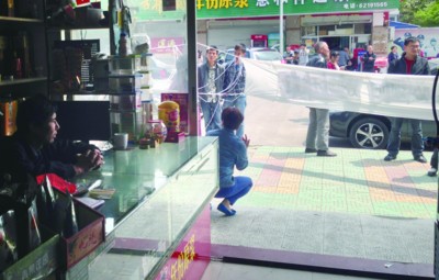 男子骗300多人共7000多万一群大妈堵超市要钱(图)