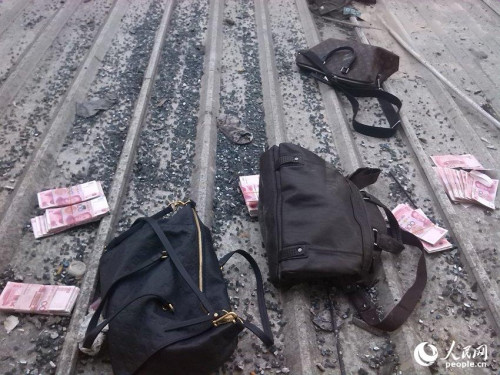 福州:多名男女聚赌被抓60多万成捆钞票从天而降