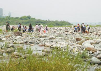 �ɶ������ں�̲�ϰ��տ����η�ˮ19�˱�����ͼ��