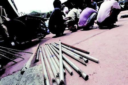 一伙少年自恃未满18周岁 手持铁棒当街打人(图)