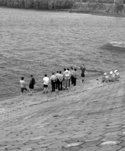 两中学生水库溺水众人施救打捞上来已身亡(图)