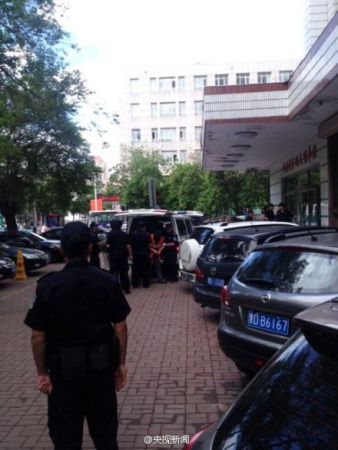 黑龙江孕妇为夫猎艳杀人案开庭嫌犯被押进法庭(图)