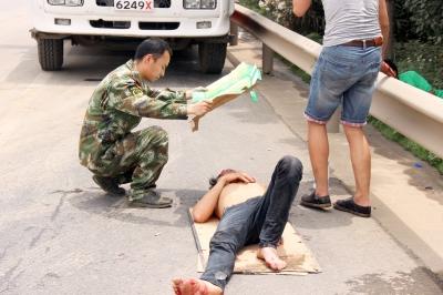 �人һ����Ա��ֽ��Ϊ���߷�ɹ���ޡ������硱��ͼ��