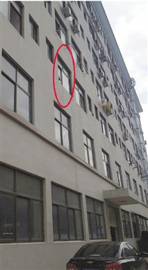 16����Ů�賿�������ӽ���Ӥ������¥����ˤ����ͼ��