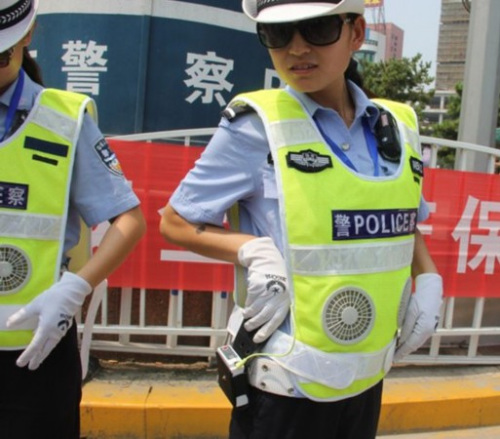 陕西渭南交警穿上带风扇降温背心价值3000元(图)