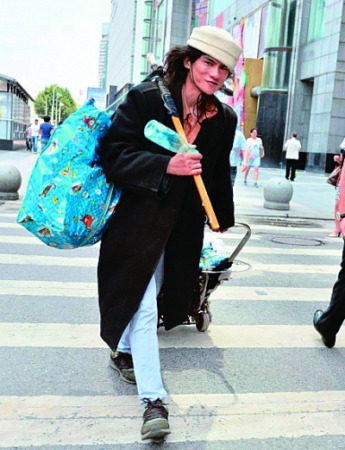 拾荒男子被赞有范儿网友:蛇皮袋被拎出LV感觉(图)