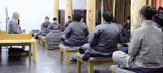 ��������ý���ܼ�300���˱���ӦƸ�߿�������Ů��ͼ��