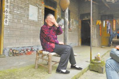 四川“常回家看看”首案追踪:老人感受到温暖(图)