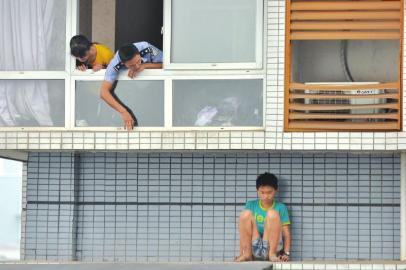 四川12岁男孩中秋不写作业怕挨打躲11楼窗台下(图)