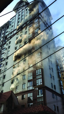 长沙一住宅楼管道起火15楼孕妇挥红毯求救(图)