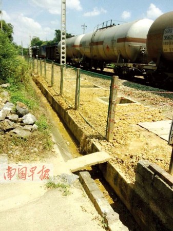 广西六景马塘村被铁路一分为二不给越轨村民钻洞(图)