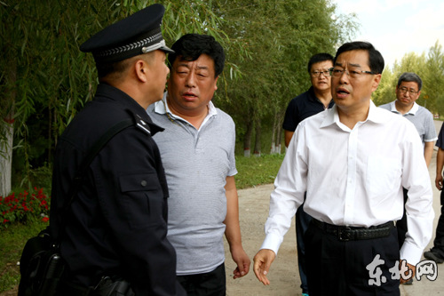 黑龙江省政法委书记杨东奇在延寿县指导抓捕逃犯工作