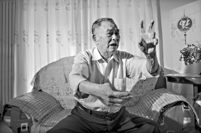 ��ս�ϱ����վ����2��ͬ��ǹ���ô�Ĵָ����������ͼ��