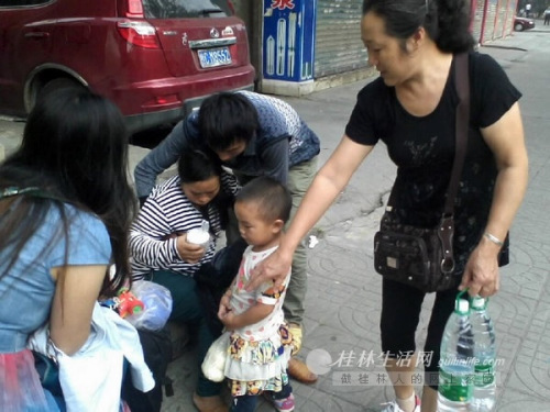 孕妇当街分娩行人围成人墙护“产”母子平安(图)