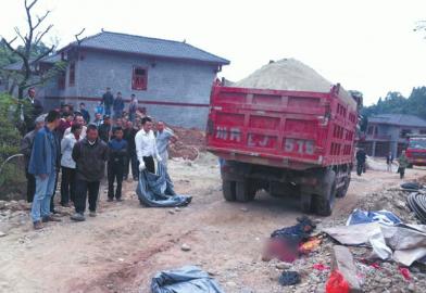 货车司机撞死老人让儿子顶罪良心不安投案自首(图)