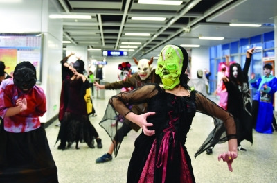 南京地铁站内现“僵尸”快闪乘客先惊后乐(图)