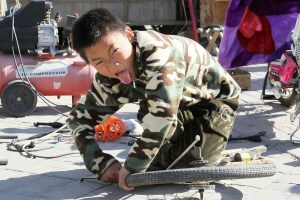 河北石家庄10岁男童街头帮父修车渴望上学堂(图)