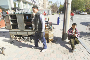 河北石家庄10岁男童街头帮父修车渴望上学堂(图)(2)